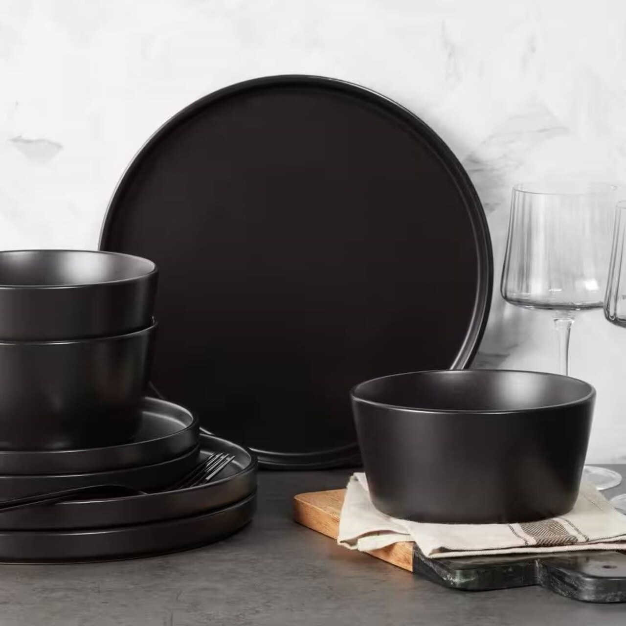 Matte Black Stoneware 16-Piece Dinnerware Set Hand-Painted Dishwasher Safe